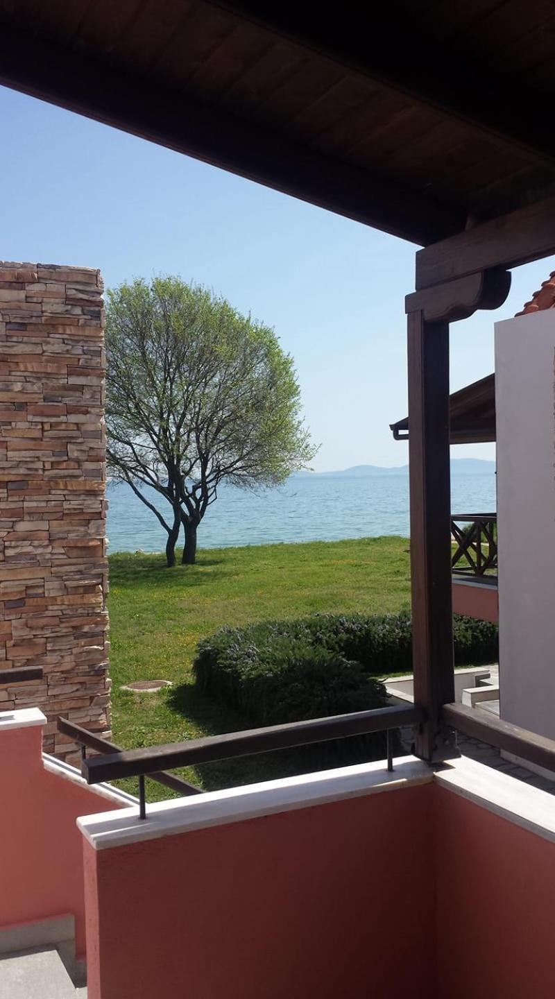 Beachfront Stylish Maisonette In Иерисос Екстериор снимка