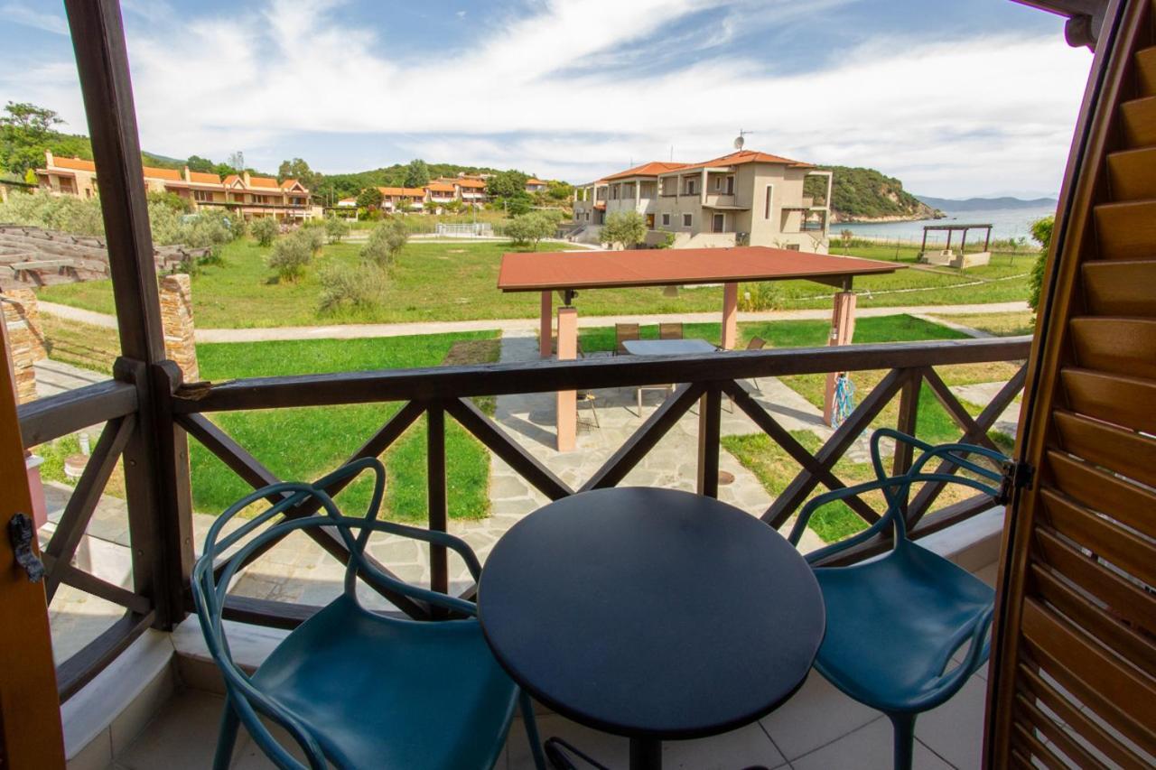 Beachfront Stylish Maisonette In Иерисос Екстериор снимка